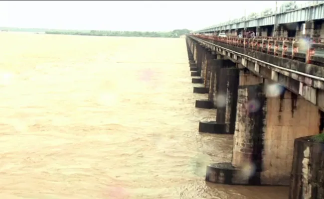 Godavari River rising at Dowleswaram and Prakashm barrage high Alert - Sakshi