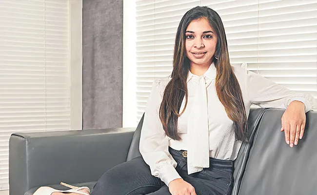 Hyderabad: Manasi Chaudhari Pink Legal Helps Woman Over Problems - Sakshi