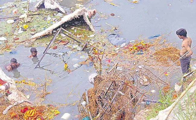 Thousands of Lord Ganesha Idols Immersed Form More Wastages - Sakshi