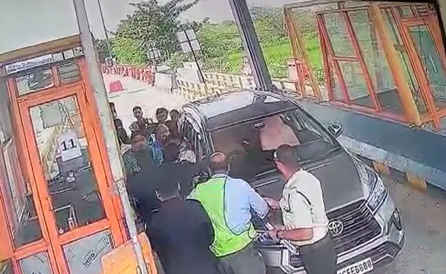 Fight Between Sarpanch And Toll Gate Staff At Raikal Toll plaza in Rangareddy - Sakshi