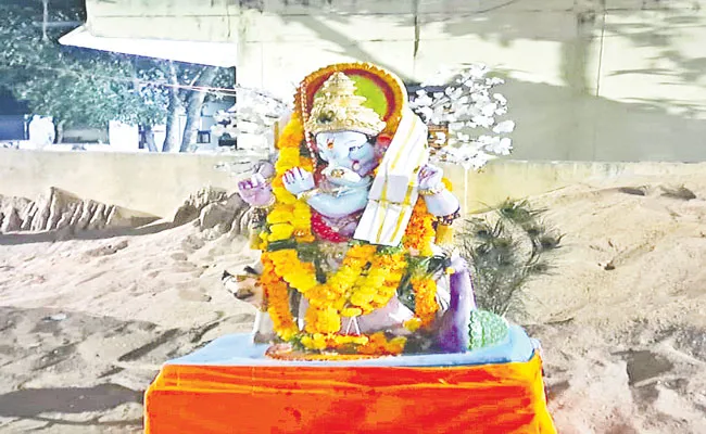 Laddu Chori In Vinayaka Mandapam In Nalgonda District - Sakshi
