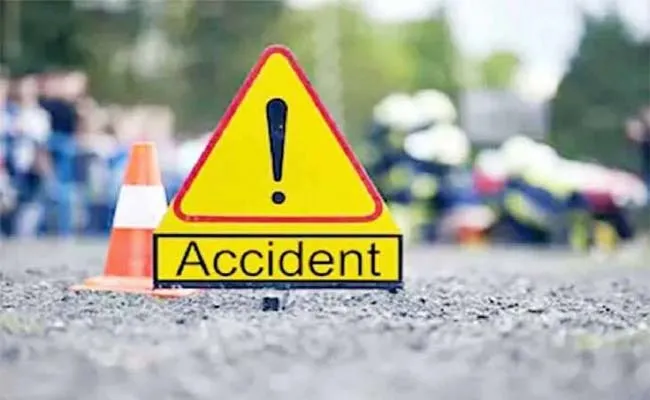 Man Died After Car Hit The Tree At Boksampalli Village In Roddam - Sakshi