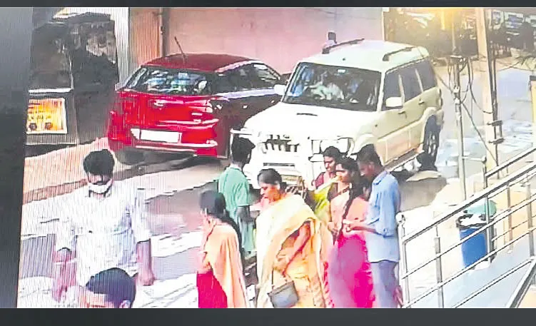 Hyderabad: Saree Stealers Return Booty After Video Goes Viral - Sakshi