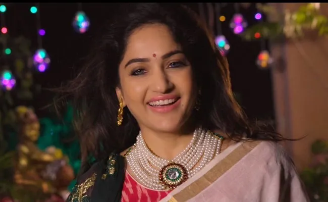 Actress Madhavi latha Open About Her Dating Releation - Sakshi