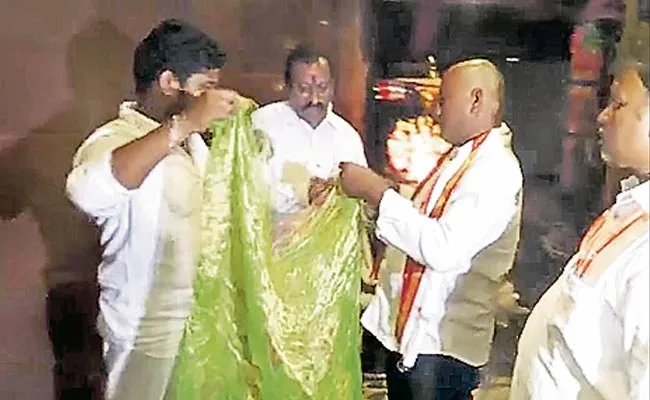Saree Offering In Matchbox To Vijayawada Durgamma - Sakshi