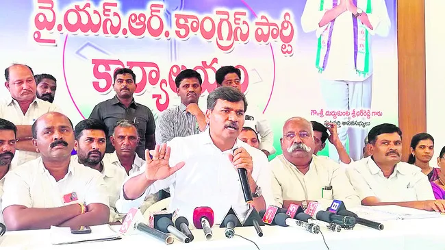 మాట్లాడుతున్న పుట్టపర్తి ఎమ్మెల్యే దుద్దుకుంట శ్రీధర్రెడ్డి - Sakshi