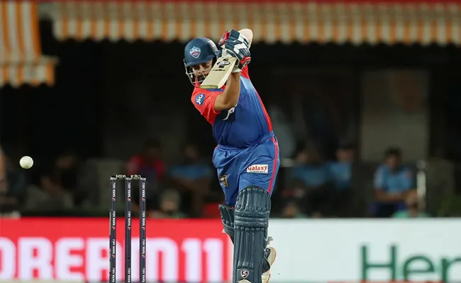 Twitter goes berserk as Delhi Capitals star Prithvi Shaw slams half century - Sakshi