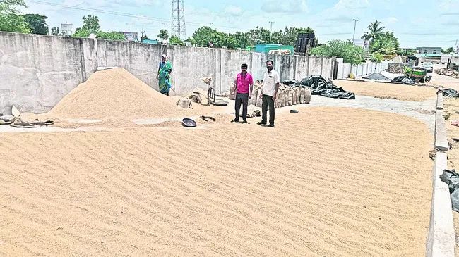 వెల్దండ మండలకేంద్రంలో రైతులు ఆరబోసిన ధాన్యం - Sakshi