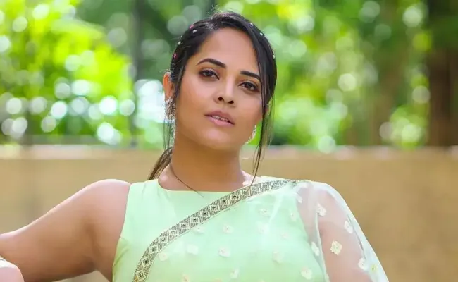 Anasuya Bhardwaj Gives Clarity About Issue Vijay Devarakonda Fans - Sakshi