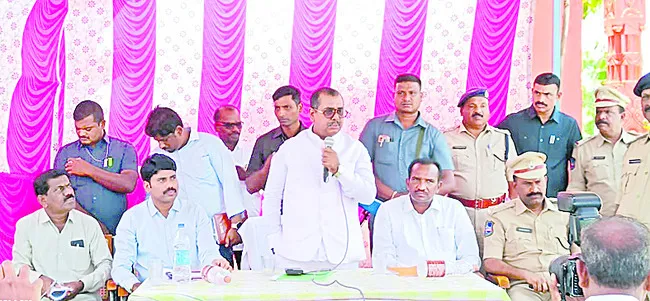 సమావేశంలో మాట్లాడుతున్న జాతీయ ఎస్సీ కమిషన్ వైస్ చైర్మన్ అరుణ్ హాల్డర్ - Sakshi