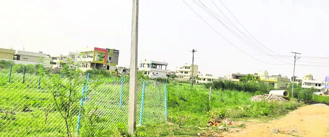 పార్కు కోసం వదిలిన ఈ స్థలంలోనే ప్లాట్లు చేసి విక్రయించారు - Sakshi