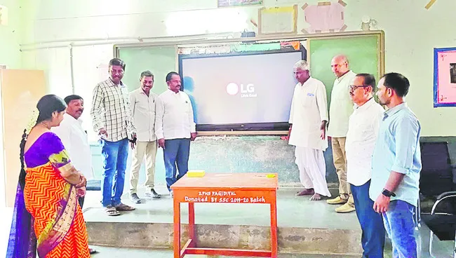 పగిడియాల ఉన్నత పాఠశాలలో ఏర్పాటు చేసిన రూ.3 లక్షల విలువైన ప్యానెల్ బోర్డు - Sakshi