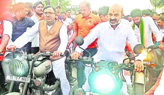 ర్యాలీగా సభకు వెళ్తున్న బండి సంజయ్, వివేక్, నాయకులు - Sakshi