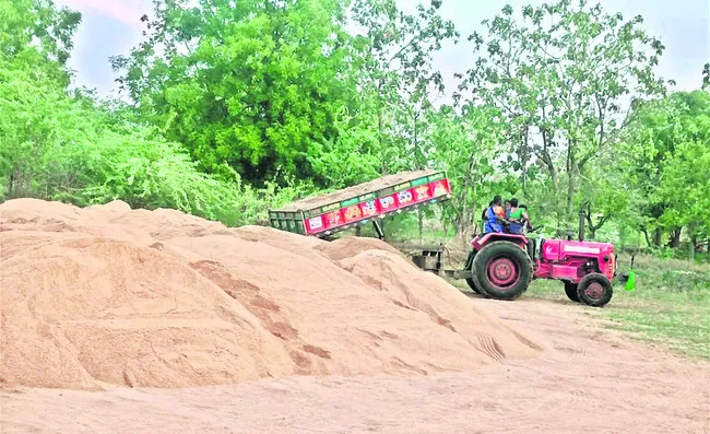 పెబ్బేరు మండలం రంగాపూర్ శివారులోనిల్వ చేసిన ఇసుక - Sakshi