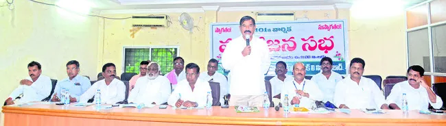 మహాజన సభలో మాట్లాడుతున్న డీసీసీబీ వైస్ చైర్మన్ రమేష్ రెడ్డి - Sakshi