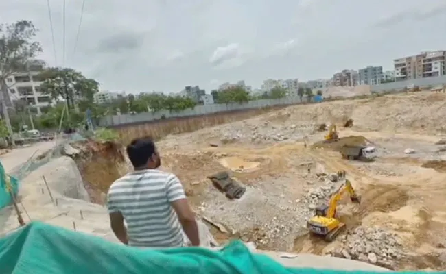 Sagging Land In Kukatpally Hyderabad - Sakshi