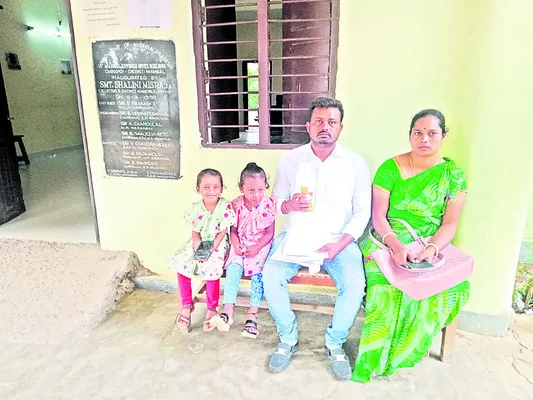 కార్యాలయం ముందు పురుగుల మందు డబ్బా, పాస్ పుస్తకంతో మధు, కుటుంబ సభ్యులు - Sakshi