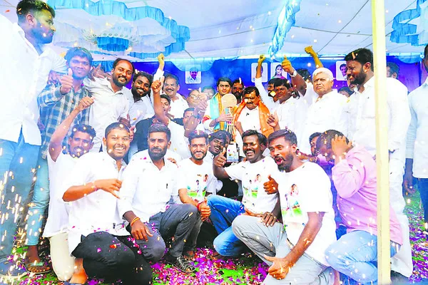 విజేతలకు ట్రోఫీ అందజేస్తున్న ఎమ్మెల్సీ మహేందర్రెడ్డి, రినీష్రెడ్డి - Sakshi