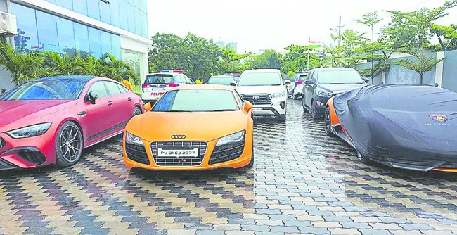 పోలీసులు సీజ్ చేసిన కార్లు - Sakshi