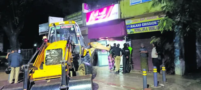 ఘటనాస్థలిలో పరిశీలిస్తున్న పోలీసులు - Sakshi