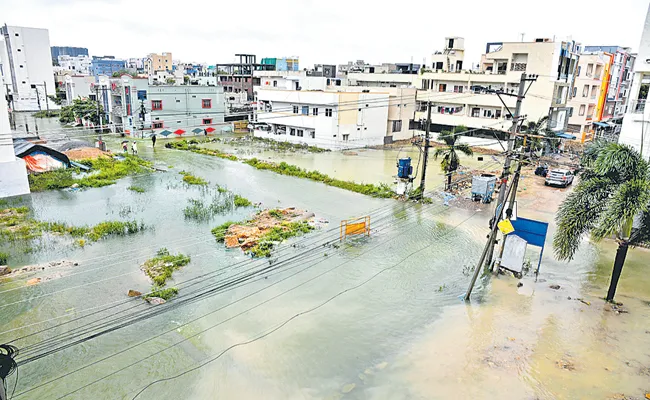 Floods Damaged Huge Loss In Warangal and Hyderabad - Sakshi