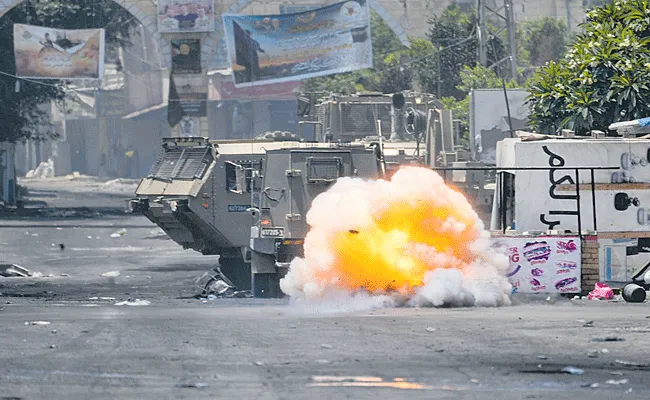 Thousands of Palestinians flee Jenin refugee camp after major Israeli raid - Sakshi