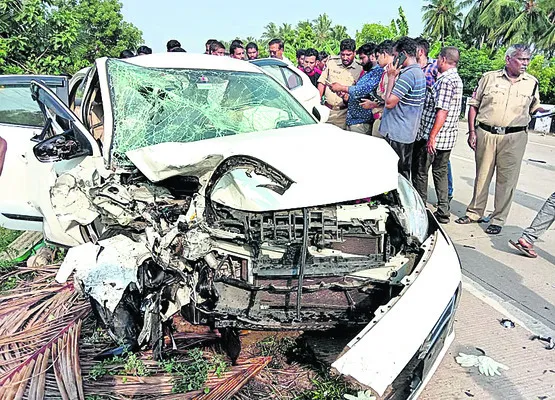 ప్రమాదంలో పూర్తిగా ధ్వంసమైన కారు - Sakshi