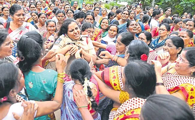 Anganwadis strike across the state - Sakshi