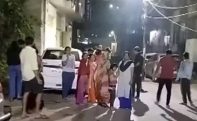 Strong tremors felt in north India After Nepal Earthquake - Sakshi