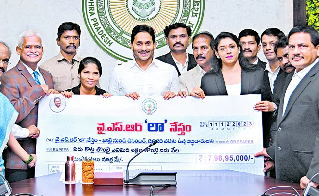 CM Jagan disburses Rs 7 98 crore to 2807 junior advocates - Sakshi