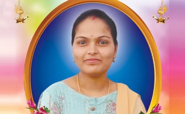 woman died in road accident at hanamkonda - Sakshi