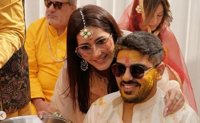 Raashii Khanna enjoy In Haldi Ceremony with Her Family Pics Goes Viral - Sakshi