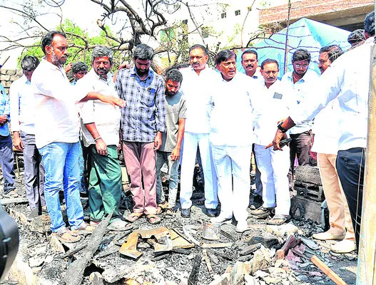 ఘటన స్థలాన్ని పరిశీలిస్తున్న మాజీ ఎంపీ  వినోద్‌కుమార్‌, మేయర్‌ సునీల్‌రావు  - Sakshi