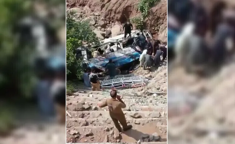 44 dead in two Pakistan bus accidents