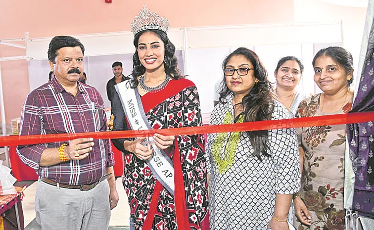 Miss Universe Chandana Jayaram Who Started Hand To Hand Weaving Show As a Sculpture In Madapur Hyderabad