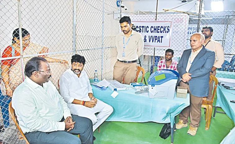 కలెక్టర్ను ప్రశ్నిస్తున్న వైఎస్సార్సీపీ నేత, మాజీ ఎంపీ బెల్లాన చంద్రశేఖర్