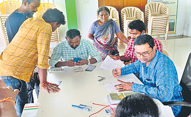 అన్నారంలో రైతుల నుంచి దరఖాస్తులు స్వీకరిస్తున్న వ్యవసాయ అధికారులు