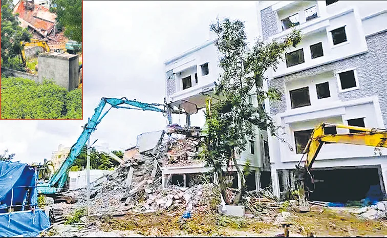 ఈర్ల చెరువు పరిధిలో వెలసిన  అక్రమ నిర్మాణాలను కూల్చేస్తున్న హైడ్రా (ఫైల్‌) 