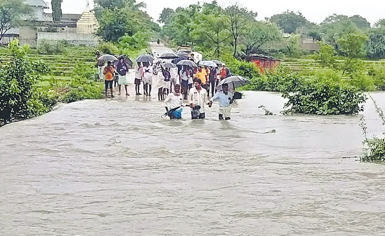 నారాయణపేట జిల్లా అభంగాపూర్ – బండగొండ మధ్యలో వాగు దాటుతున్న ప్రజలు