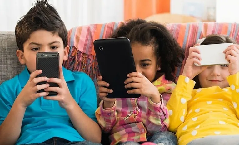 Australia to ban children from using social media