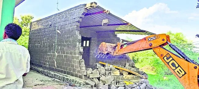అక్రమ నిర్మాణాల కూల్చివేత