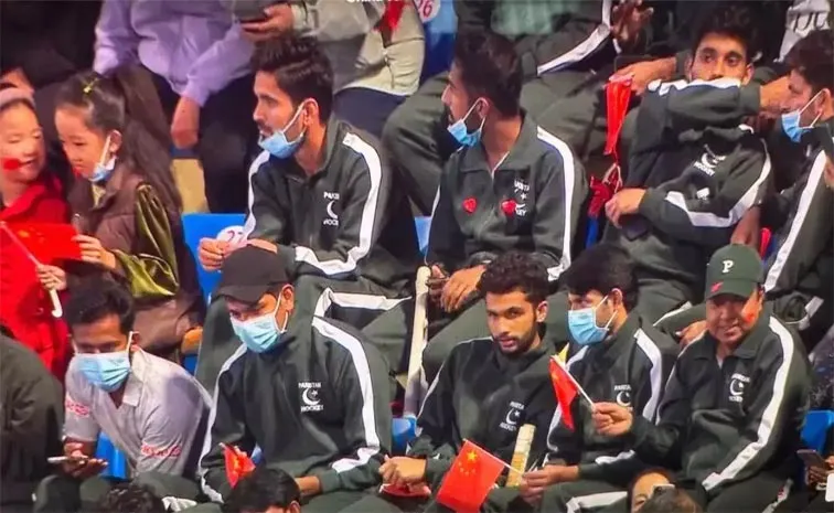 Pakistan Hockey Players Wave Chinese Flag During India VS China Asian Champions Trophy Final