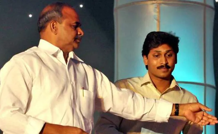 YS Jagan Remembers YSR On 15th Death Anniversary