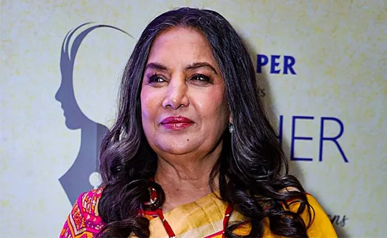 Shabana Azmi Stopped At The Food Court On Her Return Trip From Pune