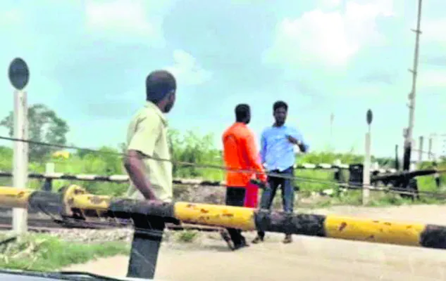 రైల్వే గేటు వద్ద యువకుడి హల్చల్