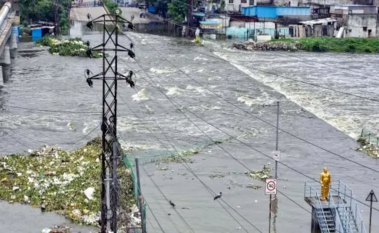 GHMC Commissioner Amrapali Alerts Officials On Musi River Flood