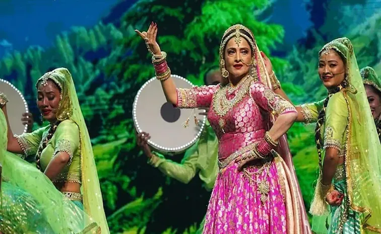 Senior Actress Rekha dazzles at IIFA 2024 Awards Ceremony