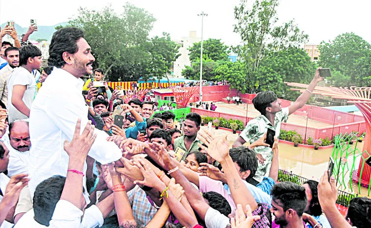 ys jagan visit vijayawada flood areas krishnalanka retaining wall