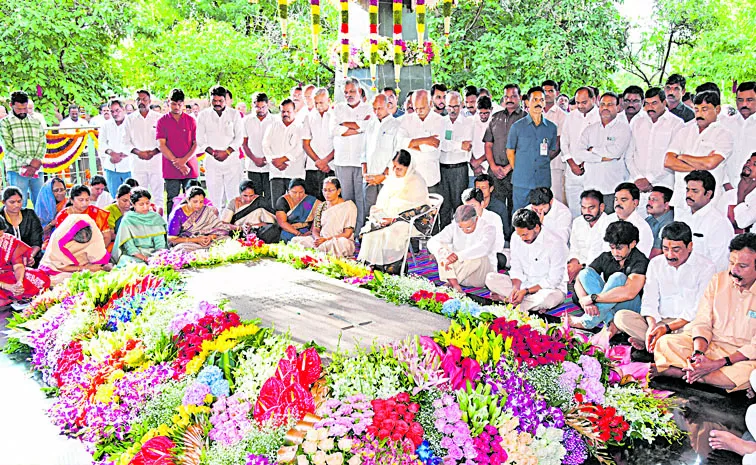 Former CM YS Jagan Pays Tributes to YSR at Idupulapaya