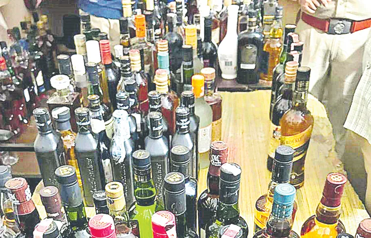 415 bottles of expensive liquor seized at Shamshabad Airport